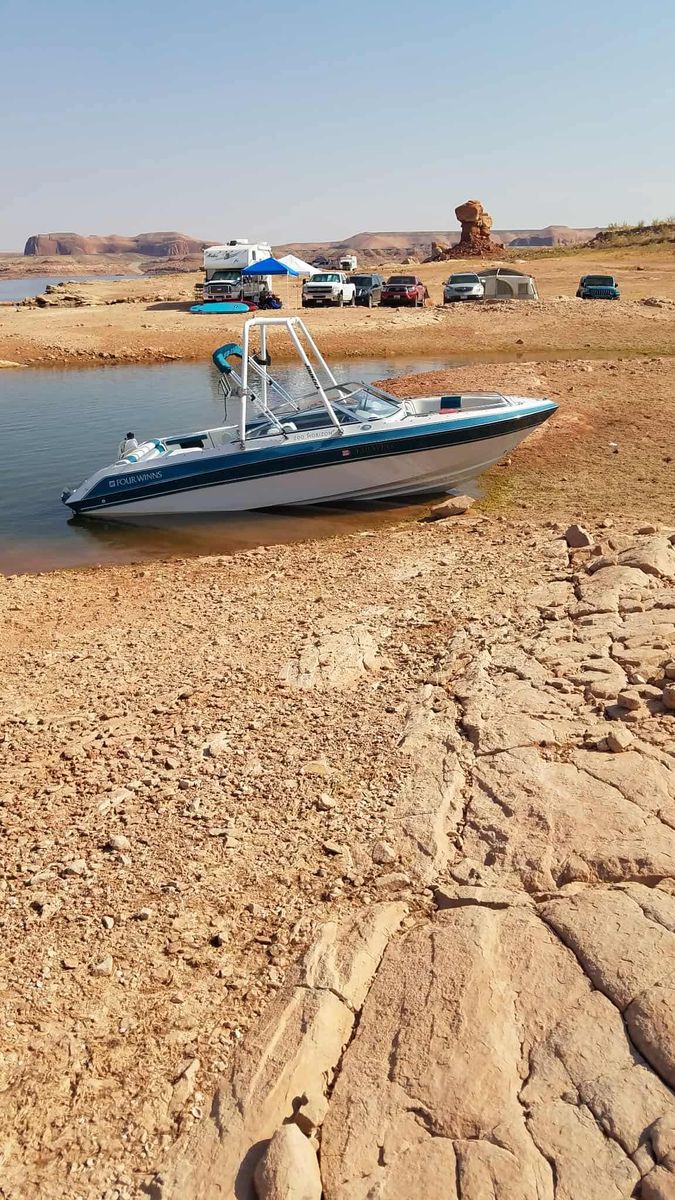 1992 Four Winns ski boat