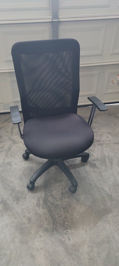 Black Mesh Back Office Chair with Adjustable Height and Armrests - Ergonomic Swivel Desk Chair