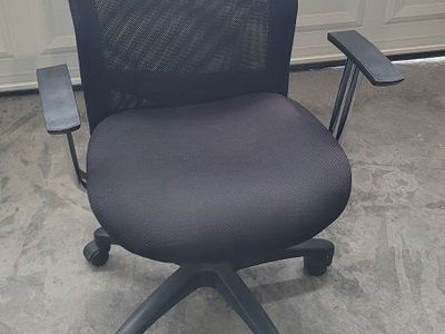 Black Mesh Back Office Chair with Adjustable Height and Armrests - Ergonomic Swivel Desk Chair