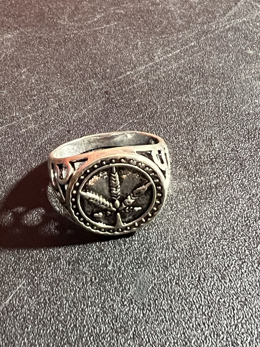 Unique Silver-Toned Cannabis Leaf Ring - Ornate Band Detail