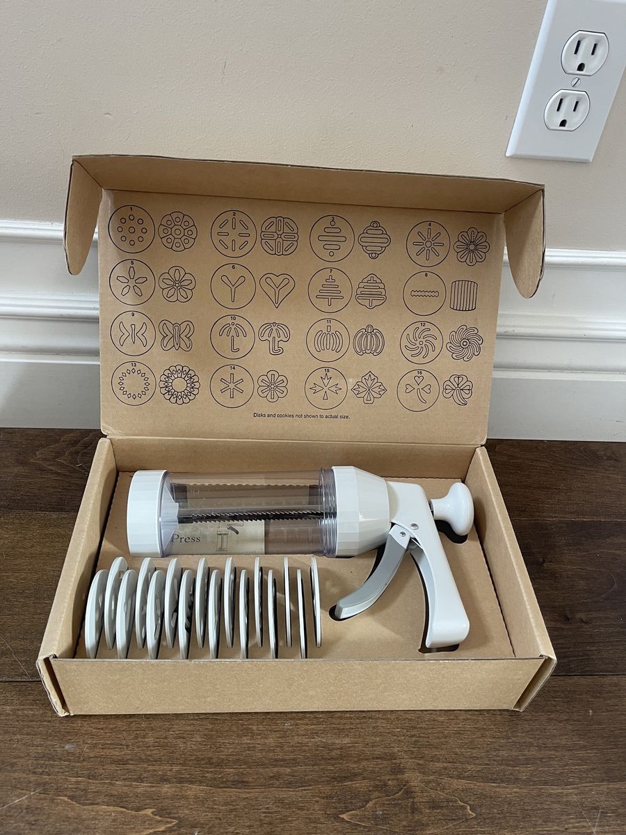 The Pampered Chef 1525 Cookie Press with 16 Discs - White 