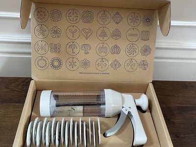 The Pampered Chef 1525 Cookie Press with 16 Discs - White