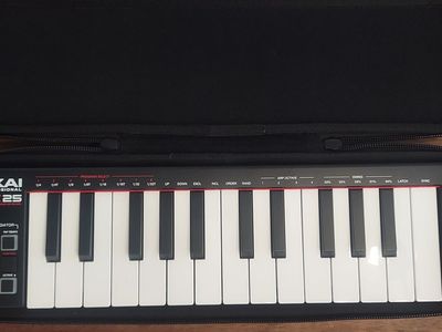 Akai Professional LPK25 MKII 25-Key USB-MIDI Controller w/case
