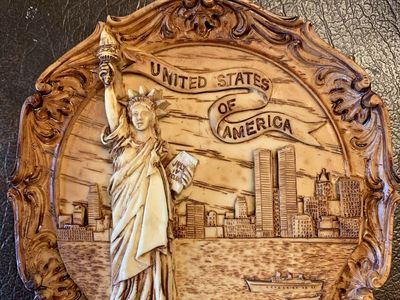 Vintage NYC Statue of Liberty & Twin Towers Wooden Relief Plaque Wall Hanging 14cm