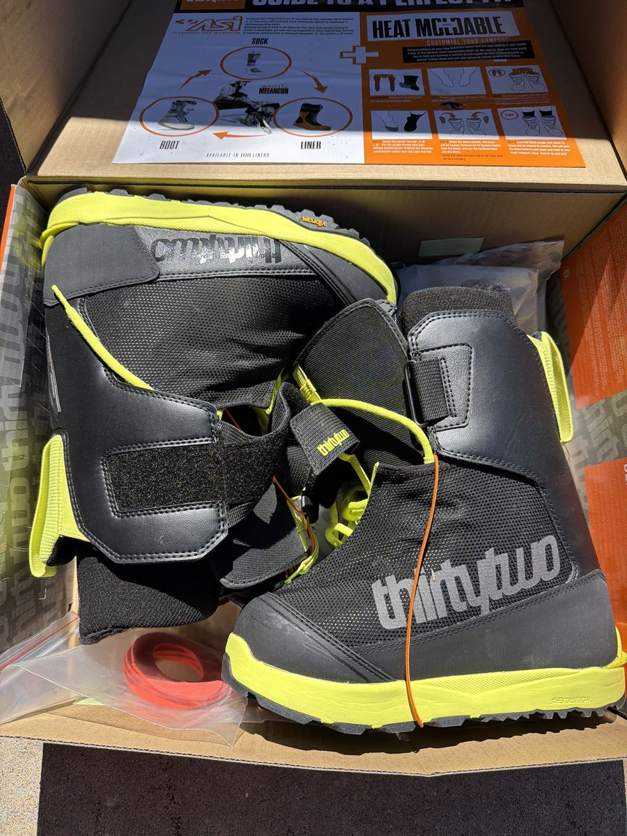 ThirtyTwo W's T-2 Snowboard boots, Size 8.5