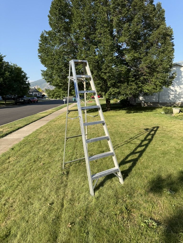8 Foot Aluminum Ladder, Excellent Condition