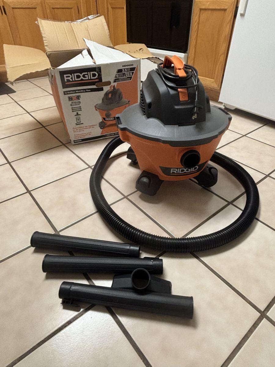 RIDGID HD0600 6-Gallon 3.5 Peak HP Wet/Dry Shop Vacuum with Filter & Accessories