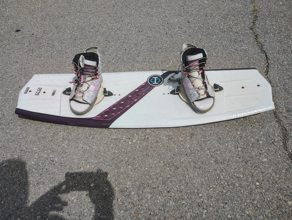 HYPERLITE WOMAN'S WAKEBOARD 137CM W BINDINGS.