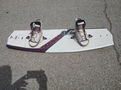HYPERLITE WOMAN'S WAKEBOARD 137CM W BINDINGS.