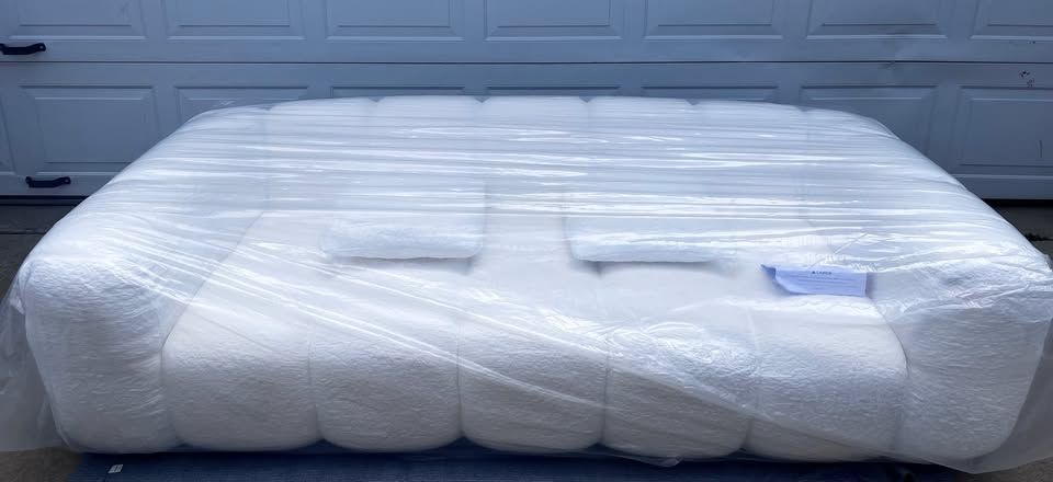 ️ Brand New White CLOUD Sofa — Still in Factory Wrap! ️