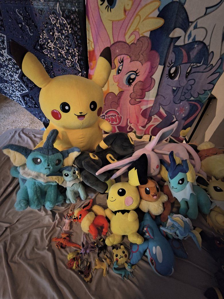 HUGE POKEMON COLLECTION PLUSHES AND FIGURES LOT
