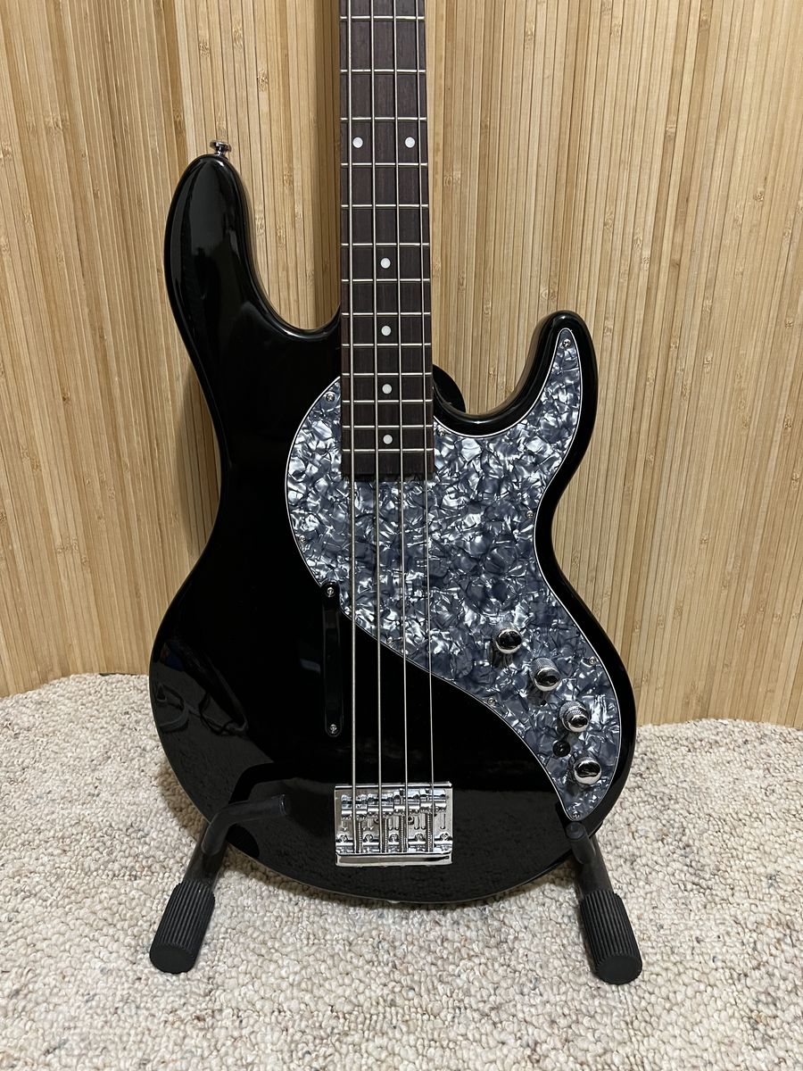 Line 6 Variax 700 Bass Guitar w/ Excellent Digital Bass Modeling, Bag, Power Supply/DI