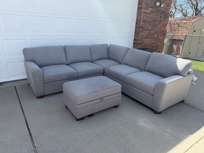 Thomasville Walsen Sectional with Storage Ottoman