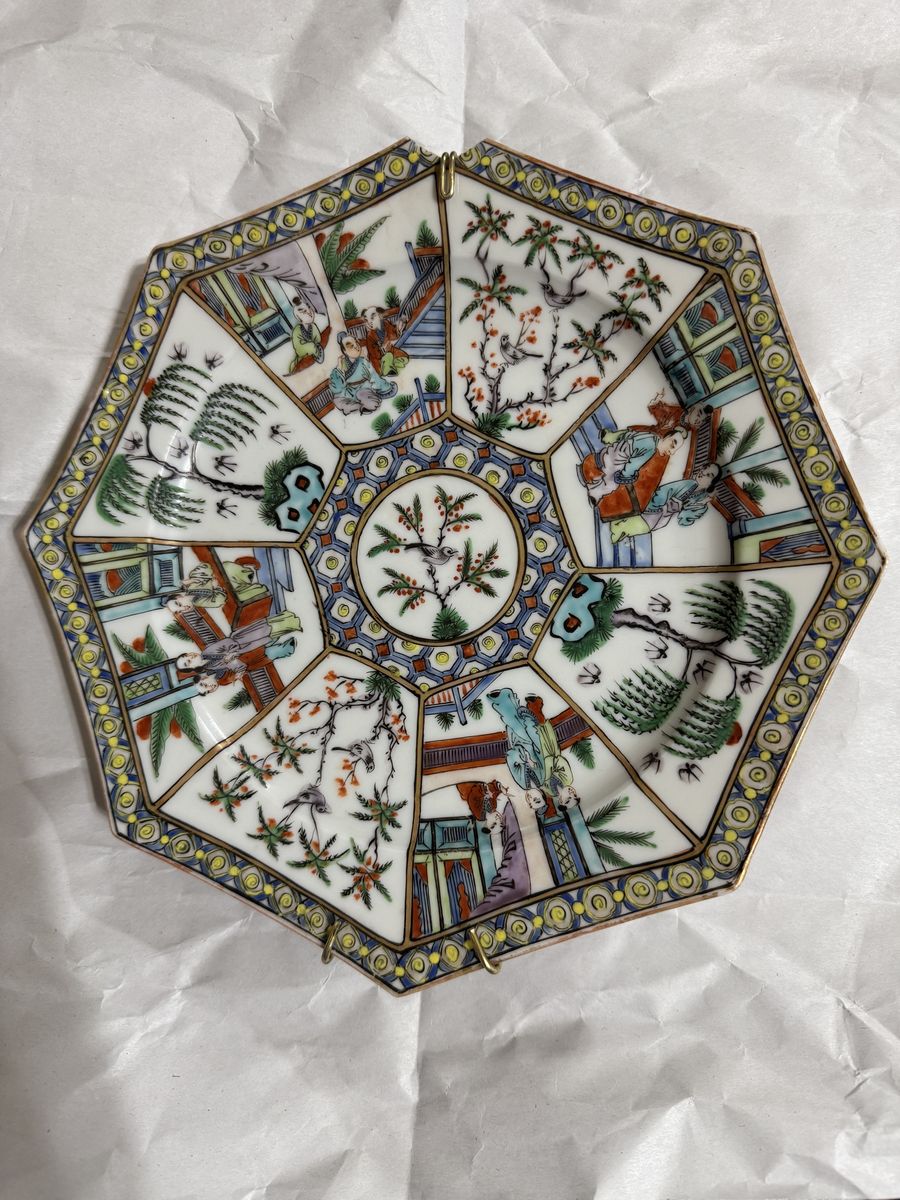 Chinese Porcelain Famille Verte Qing Dynasty Hand Painted Octagon Plate