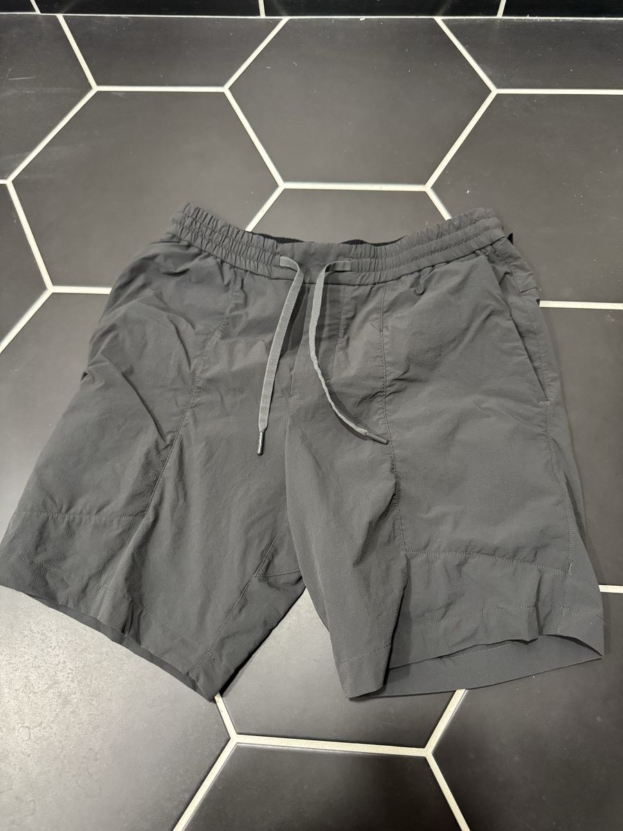 Lululemon men’s Bowline short 8” Medium