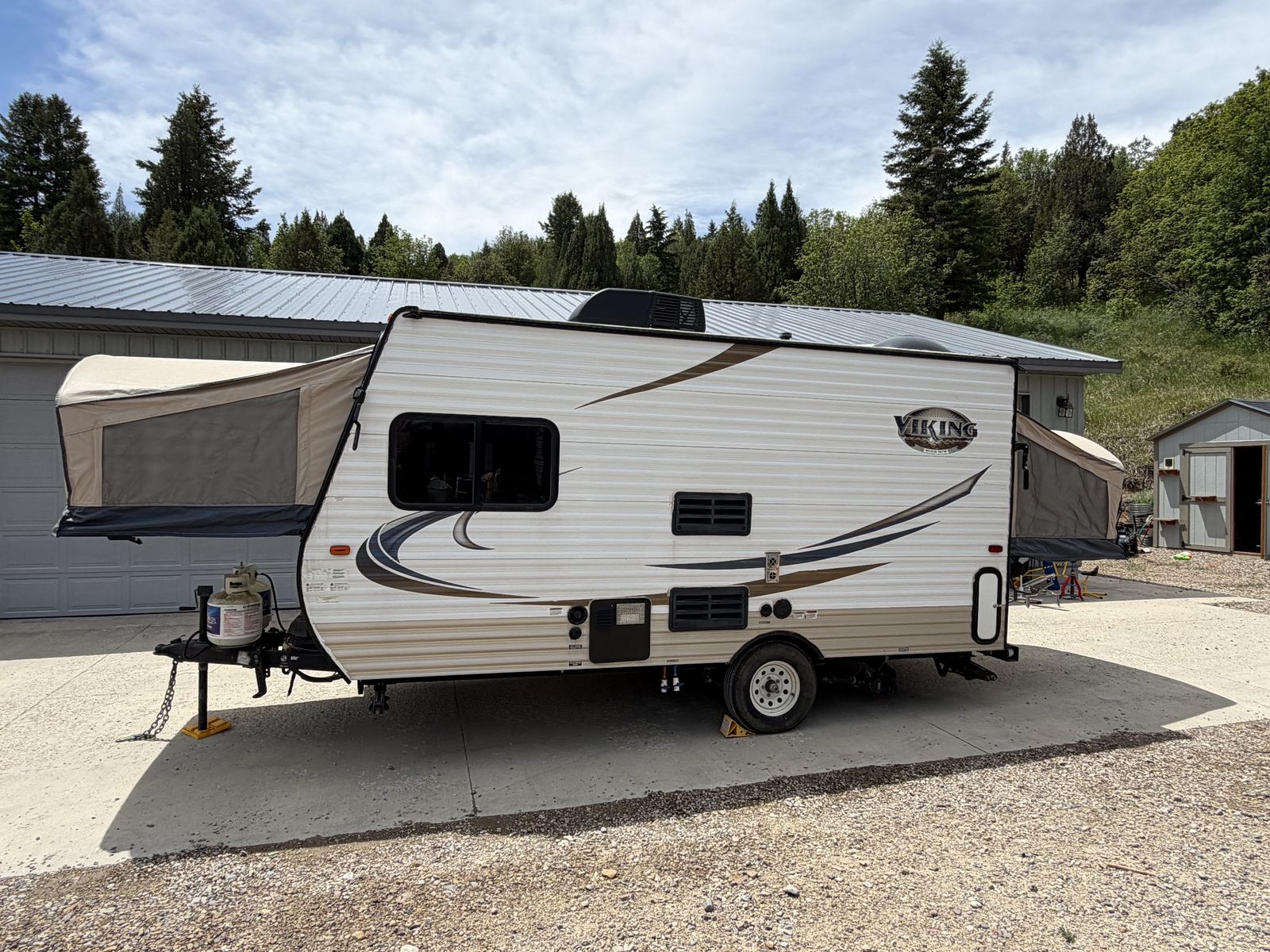 Lightweight 4-6 person camping trailer, ideal for mid-size SUVs and smaller trucks