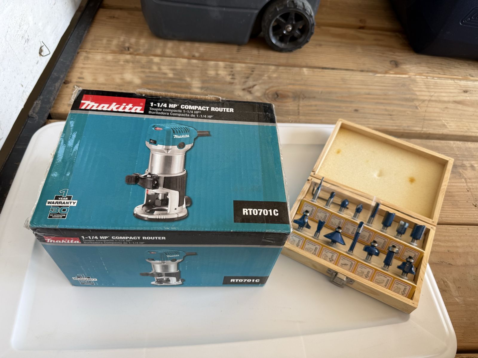 Makita compact router with bit set