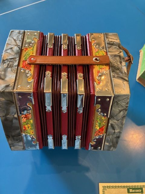 Vintage Scholar CONCERTINA Accordion  Gray Pearl, 20 Button, Decorative, like new condition