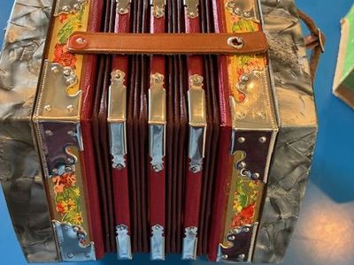 Vintage Scholar CONCERTINA Accordion Gray Pearl, 20 Button, Decorative, like new condition