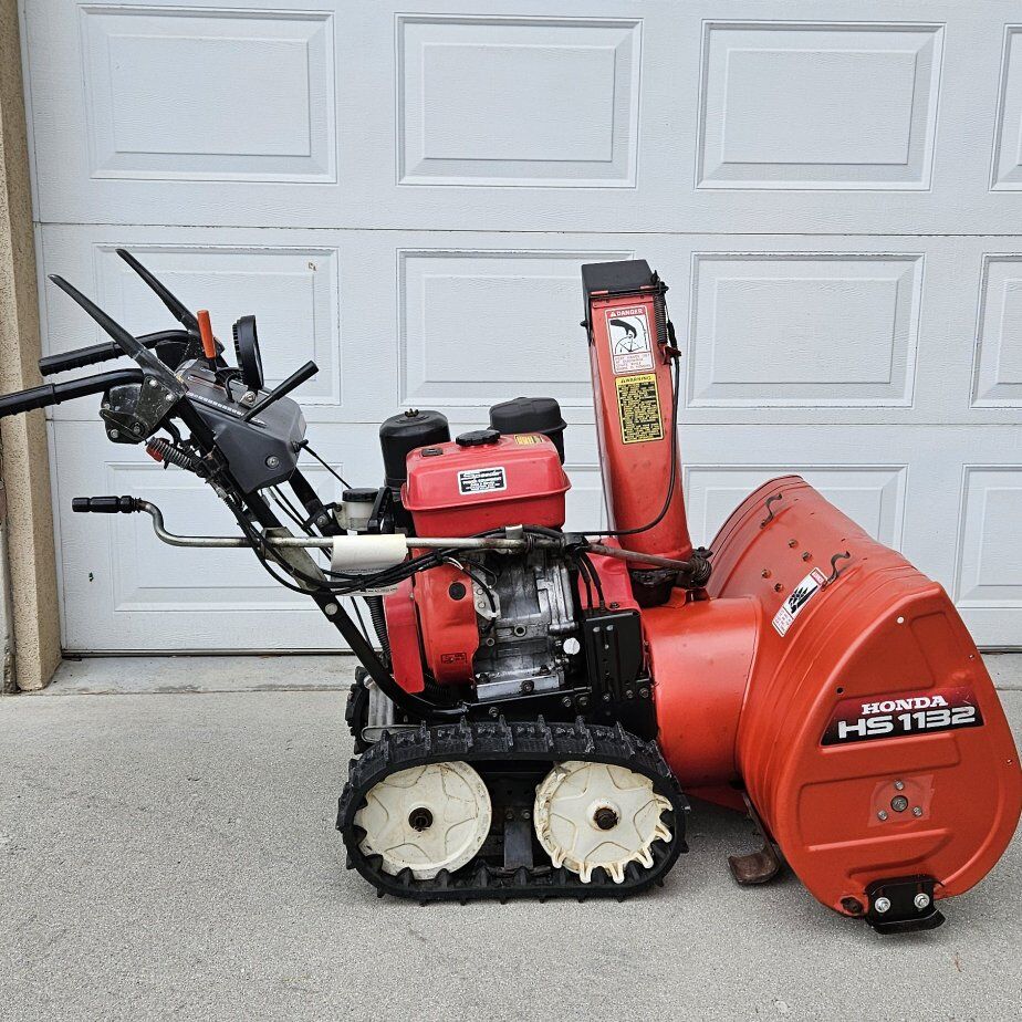 Honda 1132 Snowblower with tracks