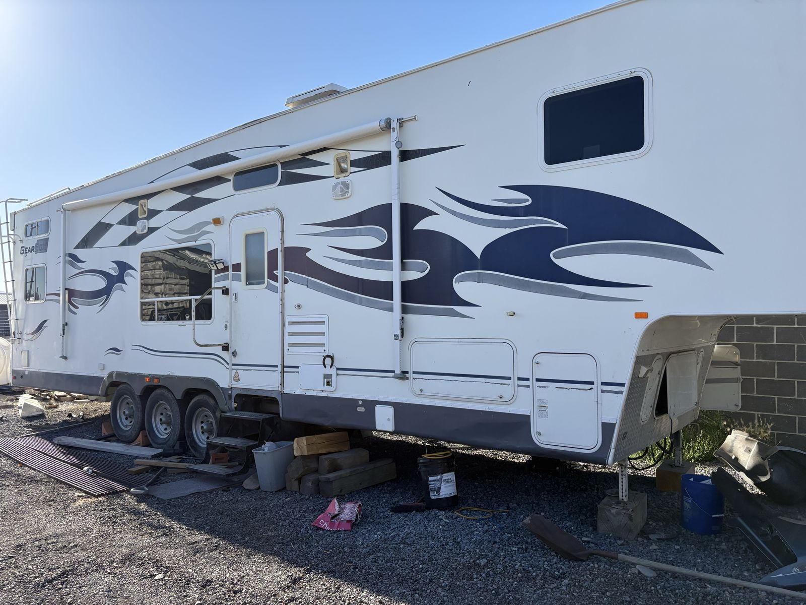 2007 fleetwood gearbox 40’ toy hauler