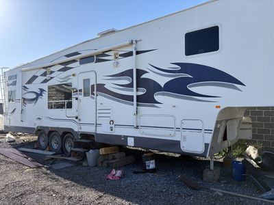 2007 fleetwood gearbox 40’ toy hauler