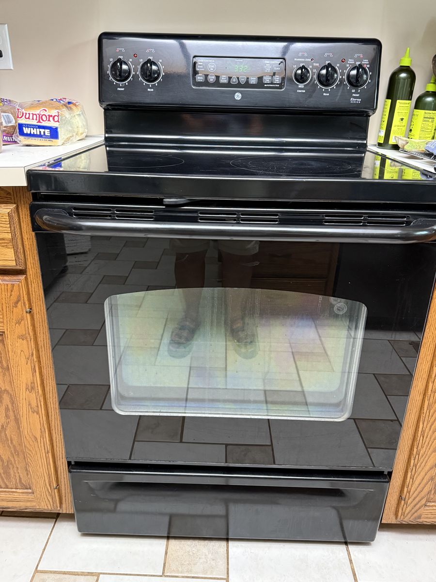 GE Electric Range with Black Flat Cooktop Oven