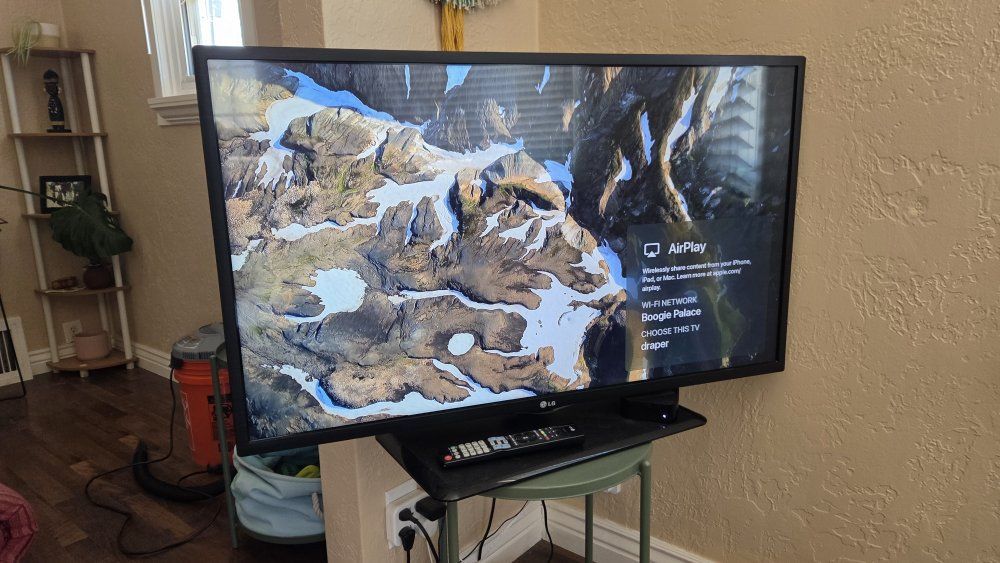 LG flatscreen TV, 43" screen