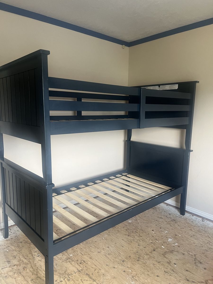 Twin bunk beds