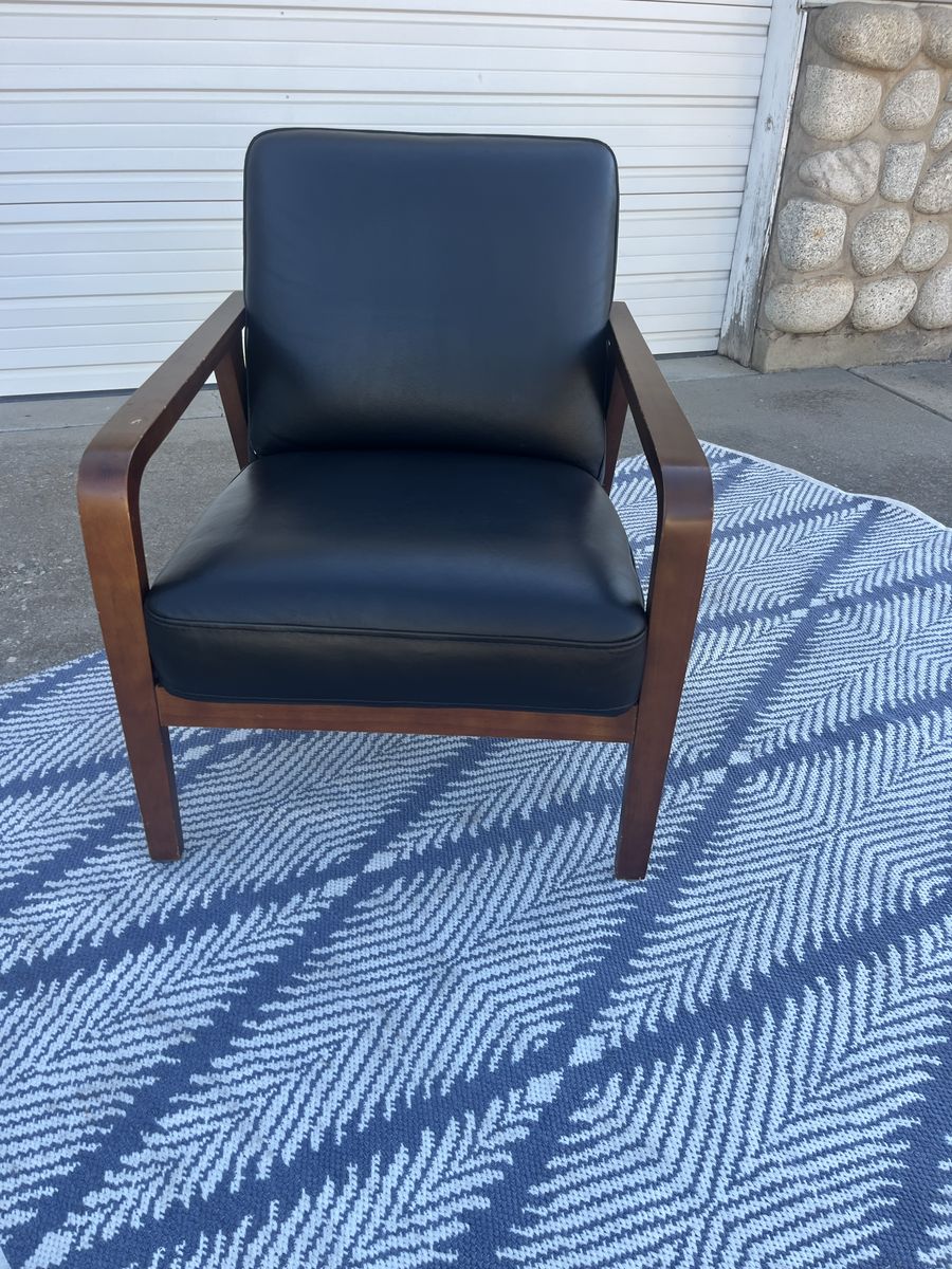 Mid-Century Modern Black Accent Chair – Very Good Condition