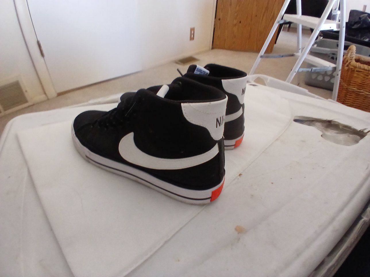 Like New Nike Court Legacy Mid Canvas Sneakers/ gently worn twice. went with jordans.. 
Size 10