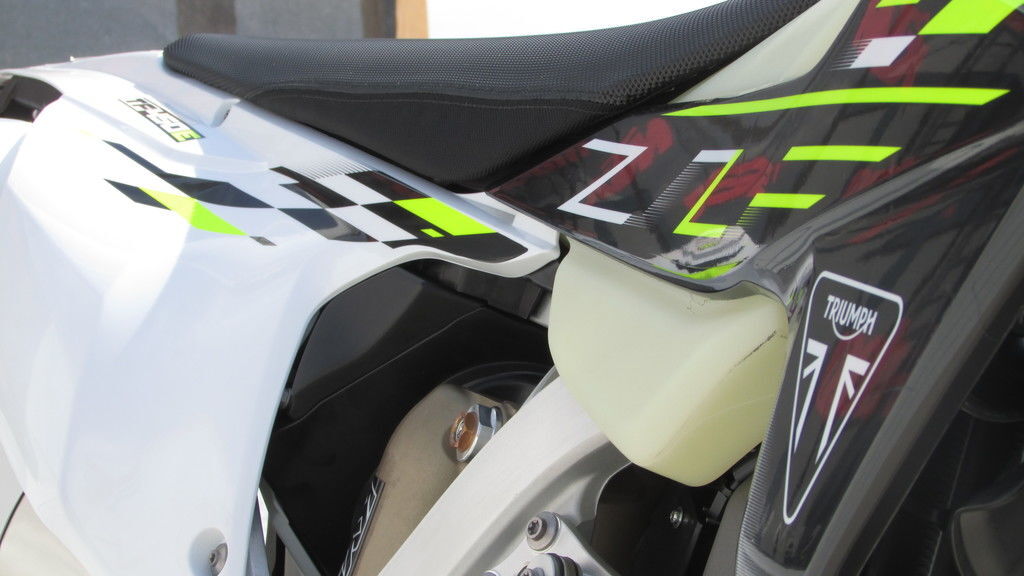 2026 Triumph TF 450-E Jet Black/Pure White