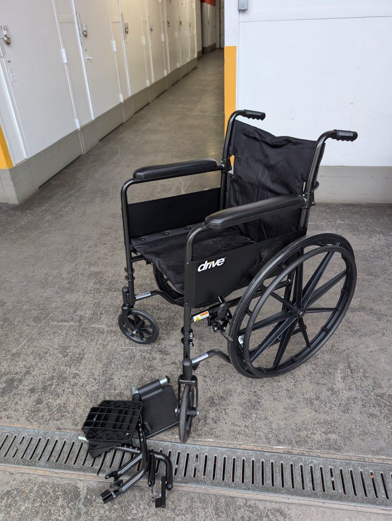 Drive Medical Lightweight Expedition Wheelchair - Black, Used Excellent Condition, Detachable Footrests