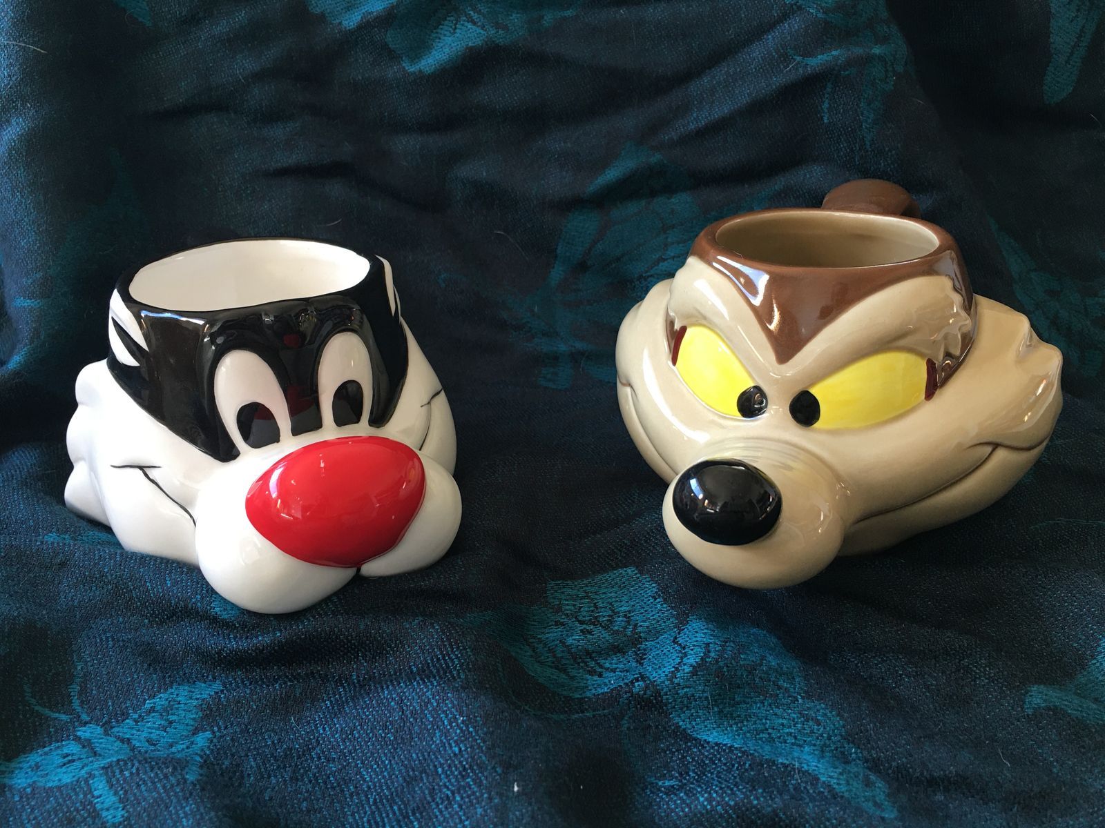 Vintage 1989 Collectible Warner Brothers Looney Tunes Sylvester and Wile E. Coyote Character Mugs