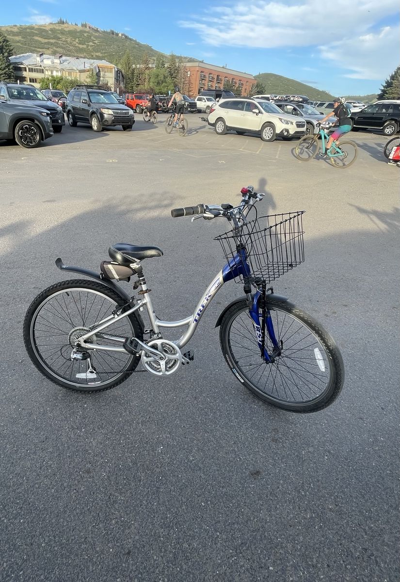 Trek Navigator 200 XS hybrid bike with basket