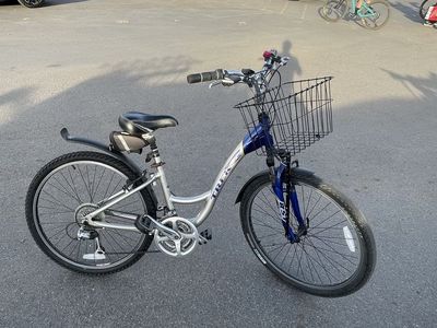 Trek Navigator 200 XS hybrid bike with basket