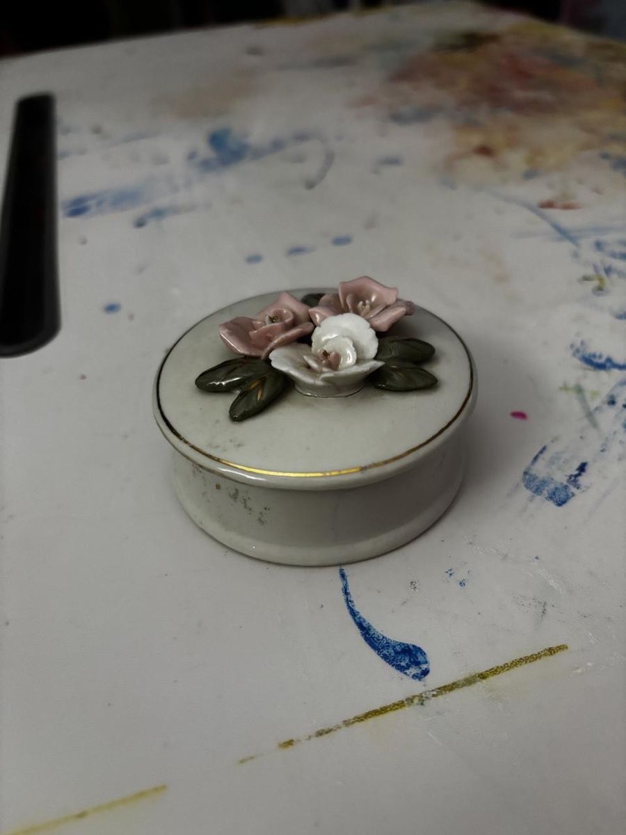 Vintage Ceramic Trinket Box with Porcelain Roses and Gold Trim 1 inch deep