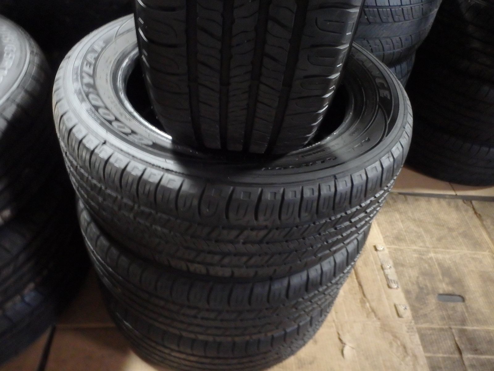 215/55R16 GOODYEAR ASSURANCE A/S SET OFUSED TIRES