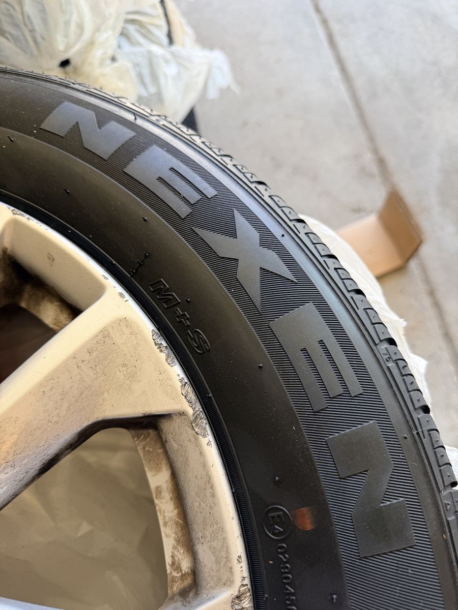 Nexen Npriz 215/60/R17 on Nissan rims.