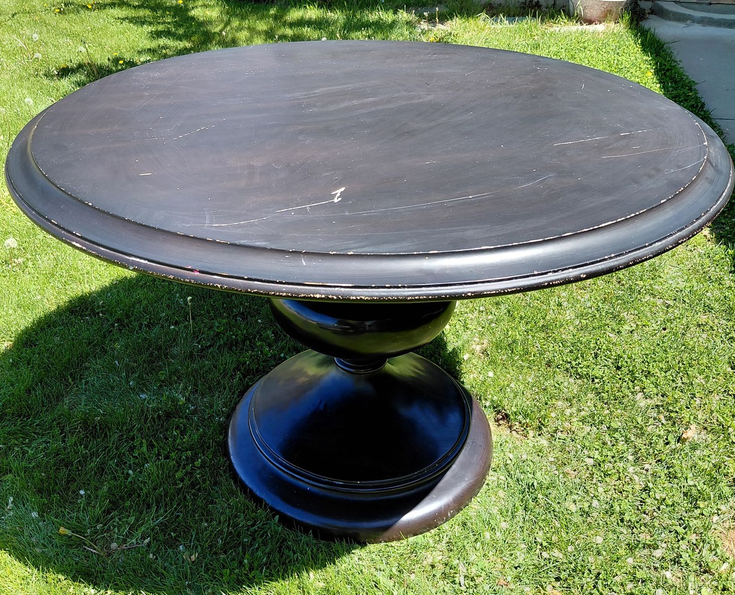 Round dining table. Solid wood