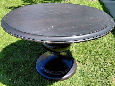 Round dining table. Solid wood