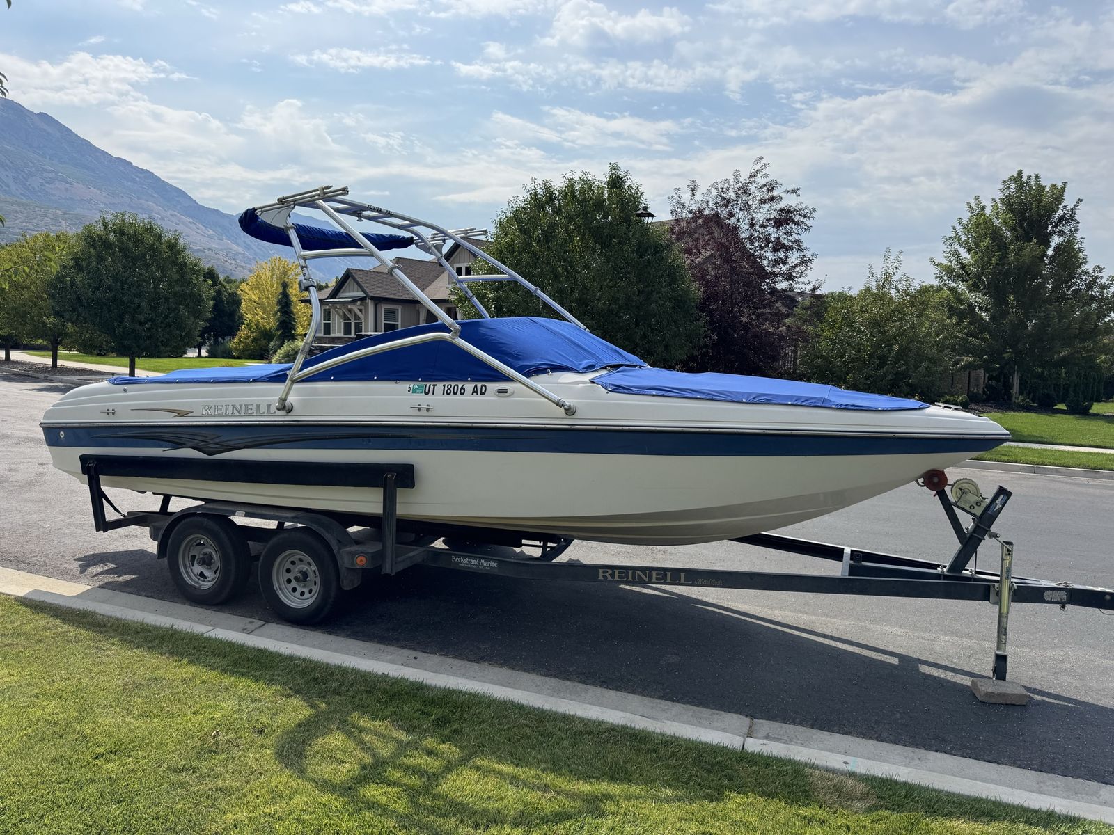 2004 Reinell 230 LSE – 5.7L Volvo Penta V8 – Seats 12+ – Wake Tower