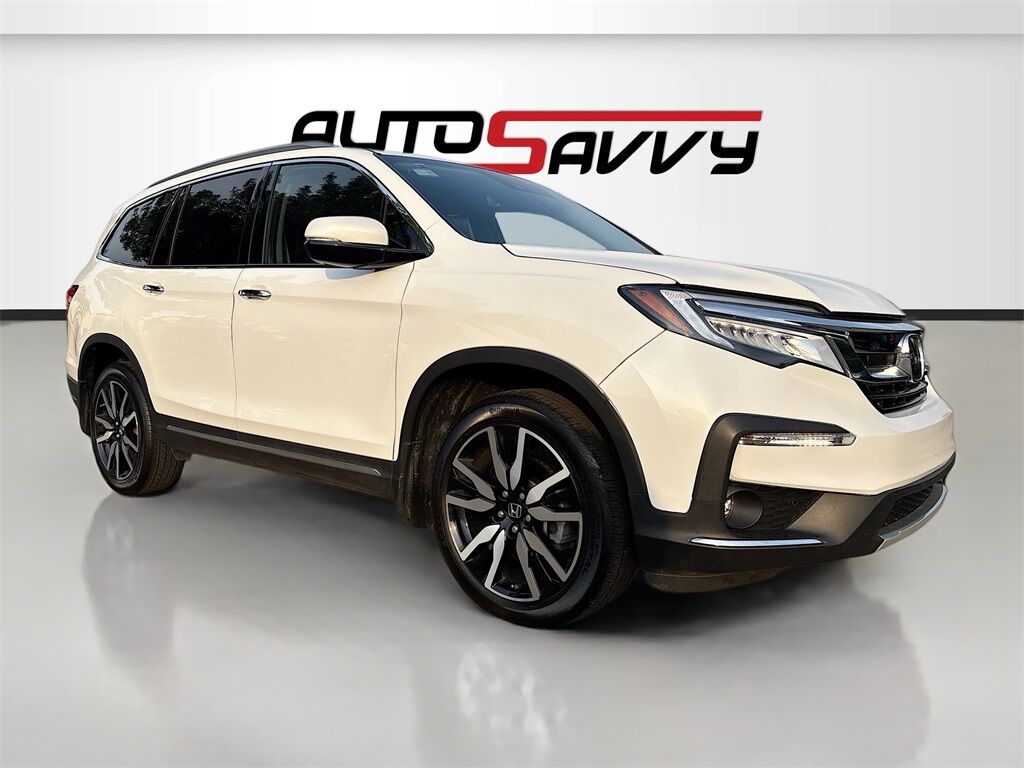 2022 Honda Pilot Touring w/Rear Captain's Chairs