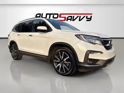 2022 Honda Pilot Touring w/Rear Captain's Chairs