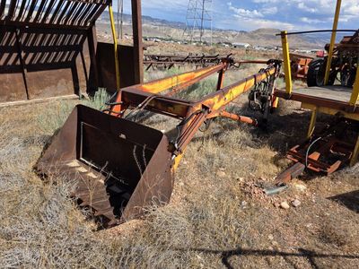 Tractor Front End Loader Attachment with Front Bucket and Hydraulic Arms .... Farmhand loader attachment for farm tractor