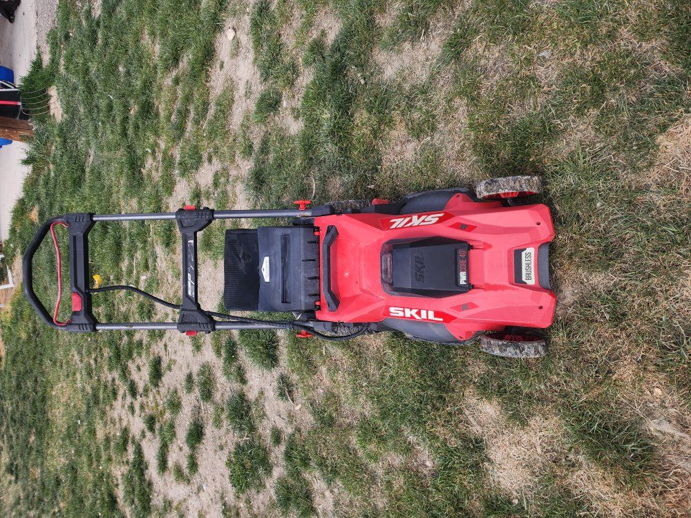 Lawnmower, battery powered