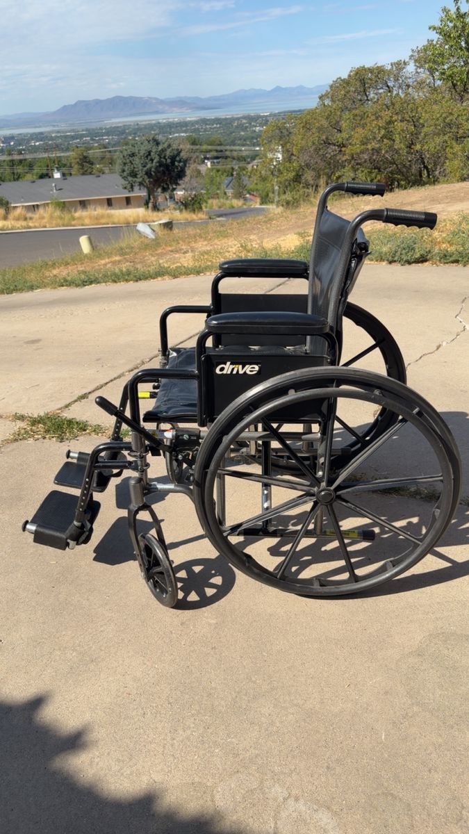 Drive Medical Silver Sport 2 Wheelchair - 20″ seat Detachable Desk Arms,