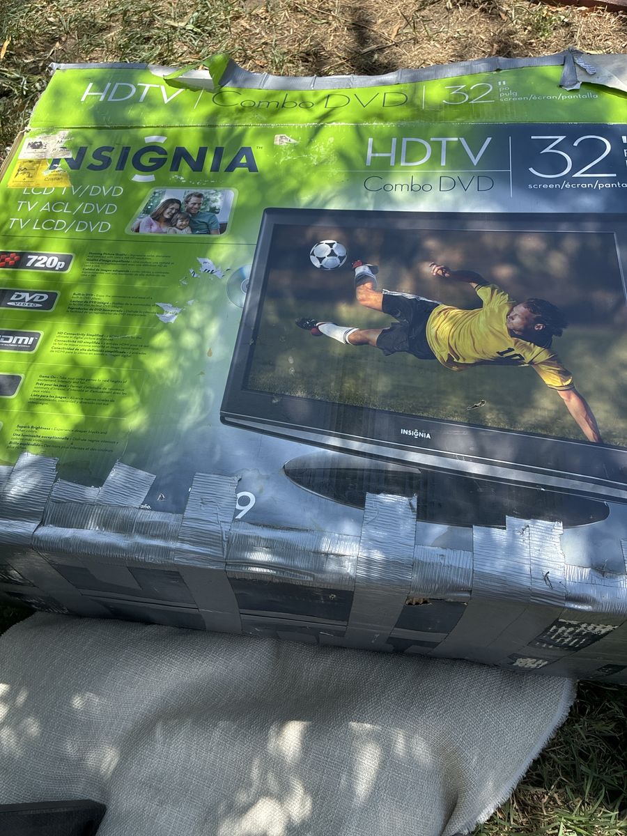 Insignia NS-32DD200NA16 32" 720p HDTV Combo DVD TV LCD/DVD
