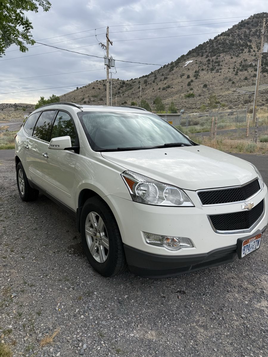 2010 Chevrolet Traverse LT- White SUV, Automatic Transmission, 7 Seats