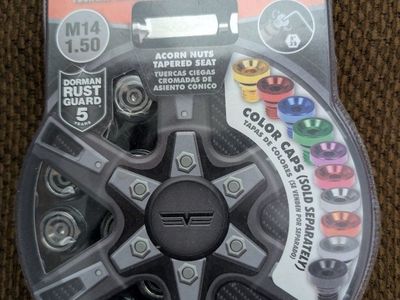 Chrome.e XL truck lug nuts and caps